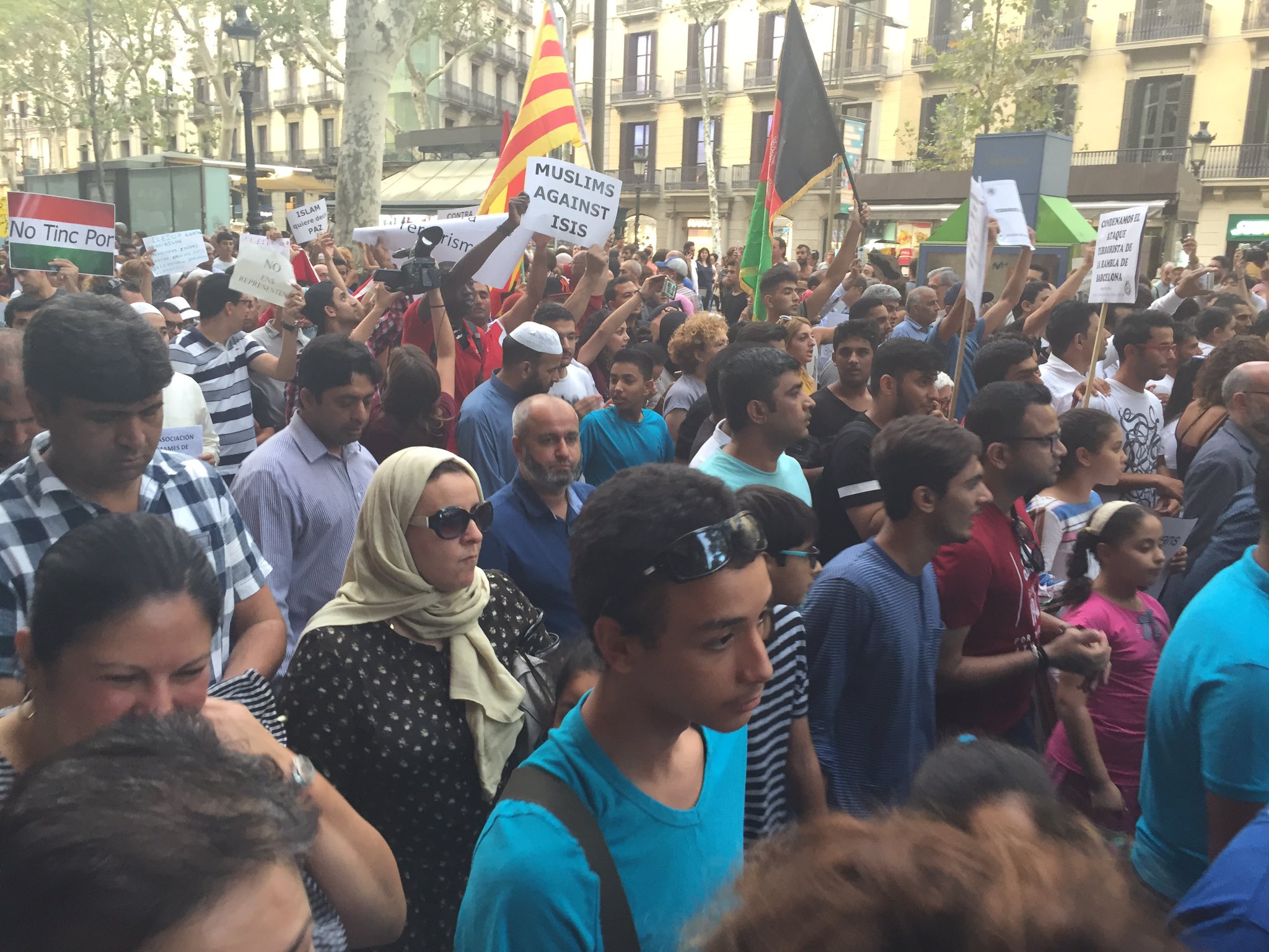 Muslims_marching_down_Las_Ramblas_-_Photo_Credit_Ellen_Whinnett_on_Twitter